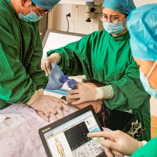 Manequim Parturiente para Treinamento ACLS e Emergências Obstétricas