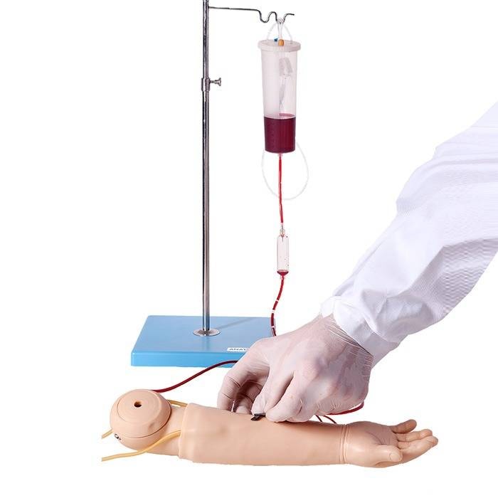 Braço pediátrico para treino de punção venosa e injeção intramuscular com sistema de bolsas